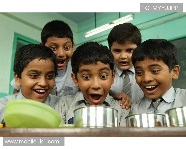 足球场上的泪水与欢笑解说词传递的感人故事与情感共鸣